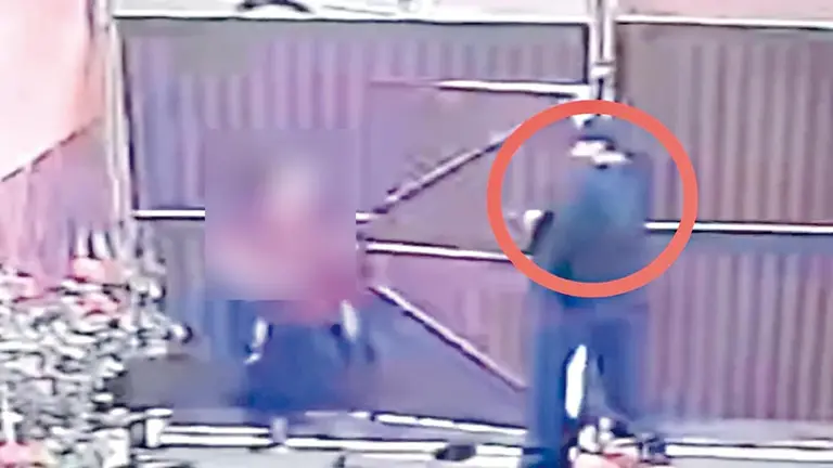 Atraco en la avenida Suecia fue captado por c&aacute;mara de vigilancia./ CORTES&Iacute;A