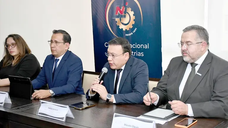 Conferencia de prensa de los industriales, sobre el tema del PGE./ APG