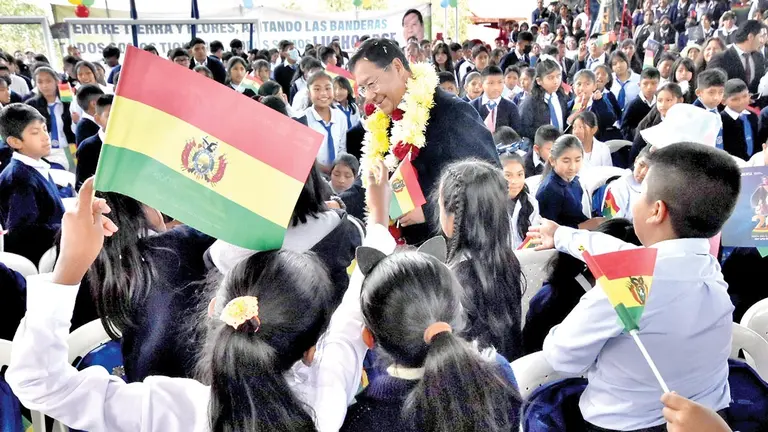 El presidente Luis Arce habla con estudiantes en Cochabamba./ DICO SOL&Iacute;S