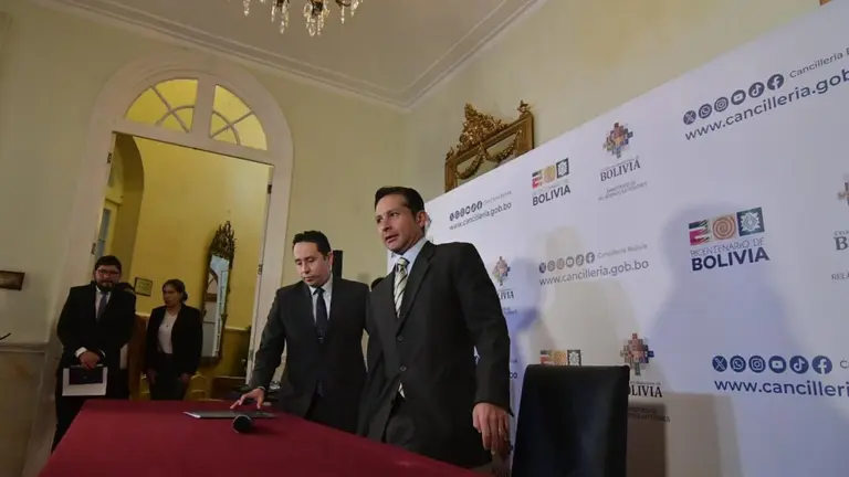 El viceministro de Gesti&oacute;n Consular, Fernando P&eacute;rez, informa sobre la situaci&oacute;n de connacionales en Estados Unidos. APG