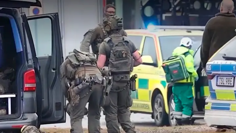 Momento de la intervenci&oacute;n de la Polic&iacute;a. CAPTURA TELECINCO