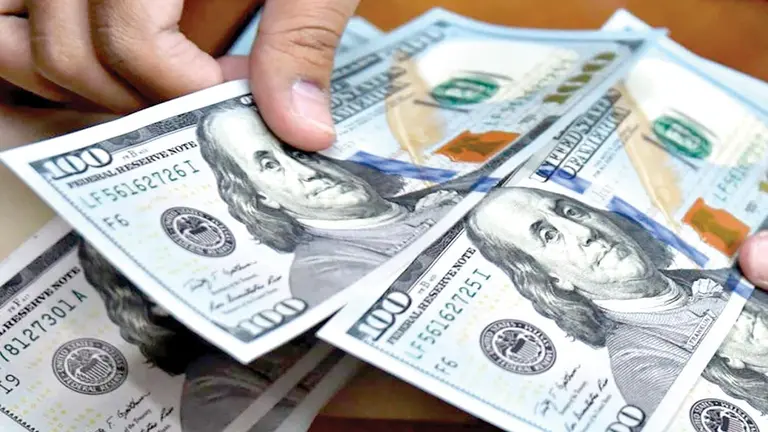 Imagen referencial de billetes de d&oacute;lares./ ARCHIVO