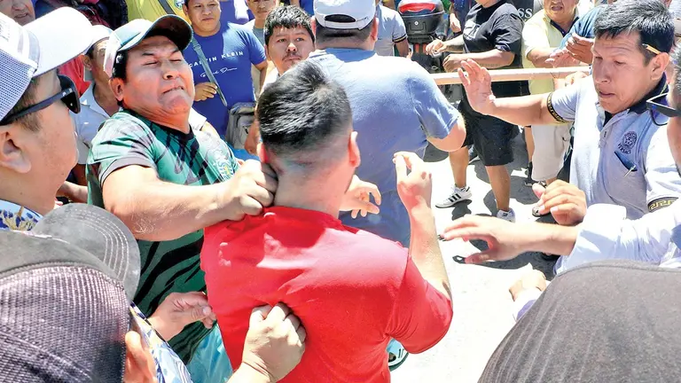 Pelea campal entre choferes y vecinos, en Santa Cruz./ APG