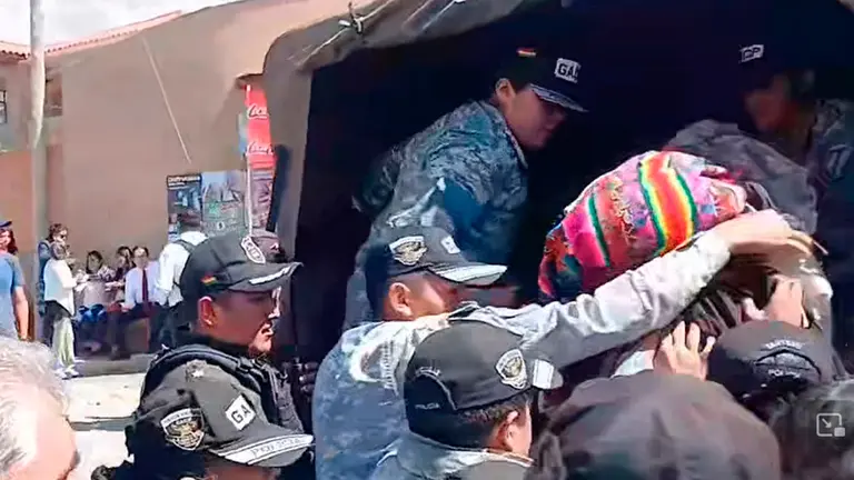 El momento que una de las mujeres fue arrestada por la Polic&iacute;a en Tiquipaya