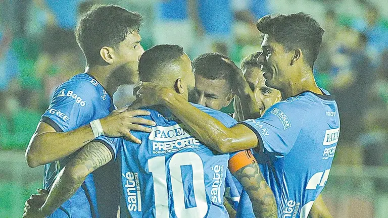 Jugadores celestes festejan una conquista./ APG