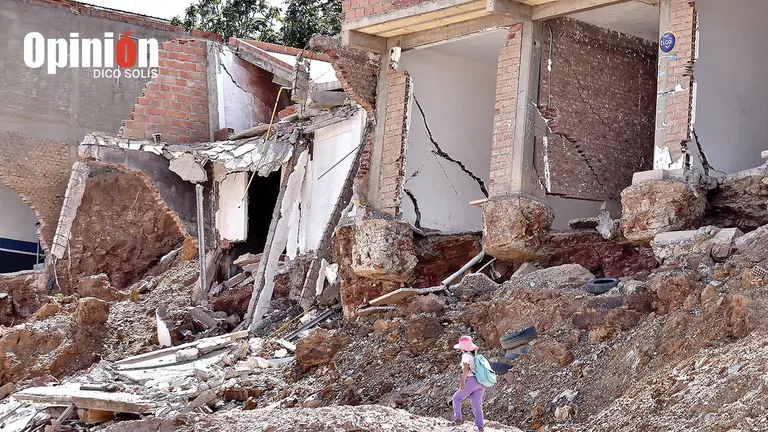 Una ni&ntilde;a camina delante de una casa afectada por la falla geol&oacute;gica en Takoloma, este 5 de febrero./ DICO SOL&Iacute;S
