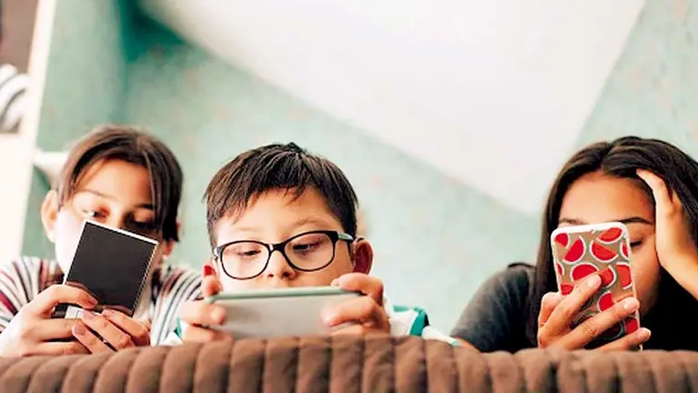 Limitar el acceso a teléfonos  inteligentes y redes sociales a los menores de 14 años puede  contribuir a tener niños más  felices./ AGENCIAS