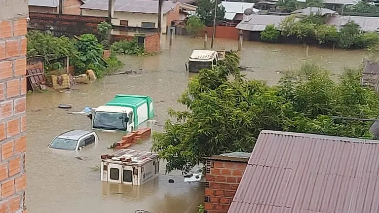 Desborde de r&iacute;o deja viviendas inundadas en Tipuani, pobladores piden ayuda.