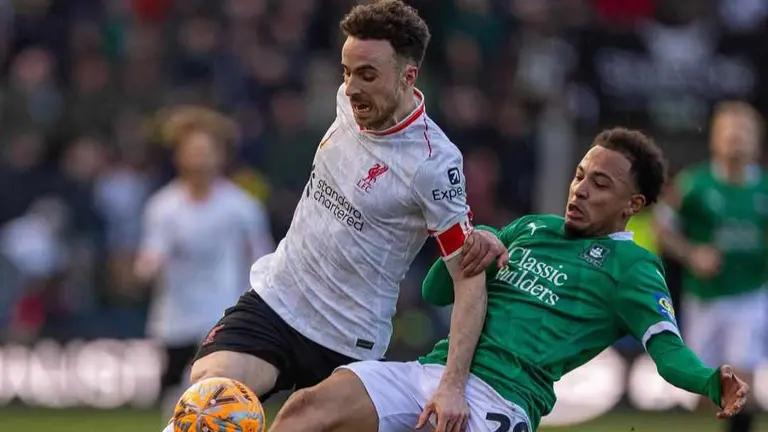 Diogo Jota disputa un bal&oacute;n en la eliminaci&oacute;n de Liverpool. RRSS LIVERPOOL FC.