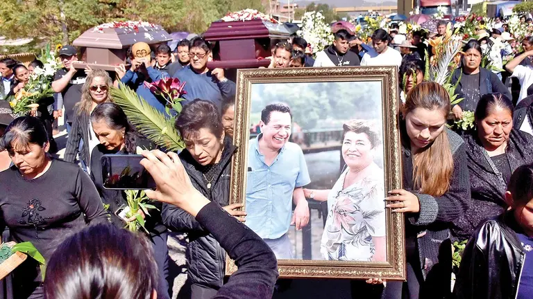 Entierro de los esposos Juan y Rufina Justina, en Sipe Sipe, Cochabamba, el 2 de julio de 2024./ DICO SOL&Iacute;S
