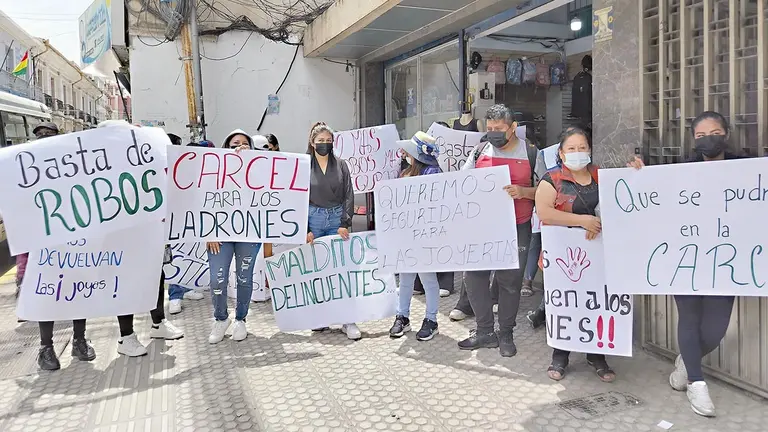 Propietarios de joyer&iacute;as demanda justicia en puertas de la Fiscal&iacute;a de la Abugoch./ MARIELA COSS&Iacute;O