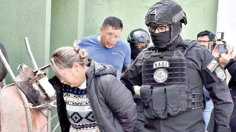 Isaura y Tony, en predios de la FELCC, momentos antes de que la Justicia dictara la detención domiciliaria para ella y la detención preventiva para él, el 13 de febrero./ DICO SOLÍS