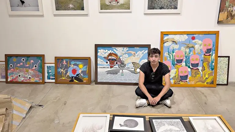 Mateo Rivero junto a varias de sus obras./ CORTESÍA