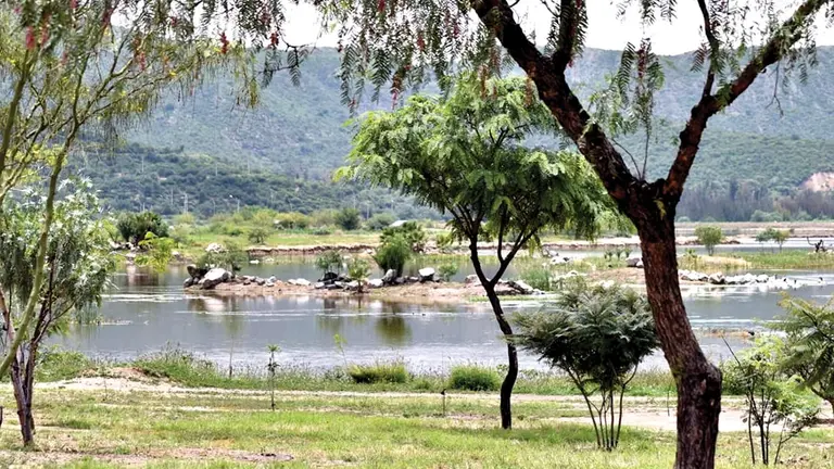 El agua acumulada en la laguna Alalay./ NOÉ PORTUGAL