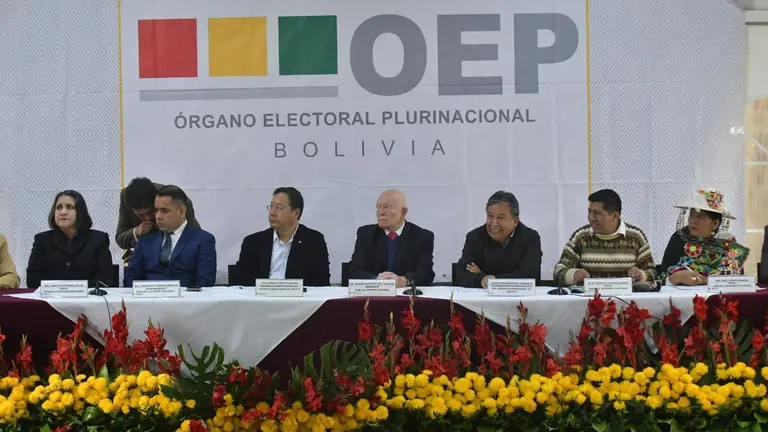Asistentes al &ldquo;Tercer Encuentro Multipartidario e Interinstitucional por la Democracia&rdquo;, convocado por el TSE, en la ciudad de La Paz.  APG