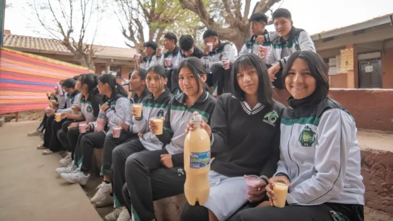 Estudiantes reciben l&aacute;cteos de una de las plantas industriales en el departamento. FPS