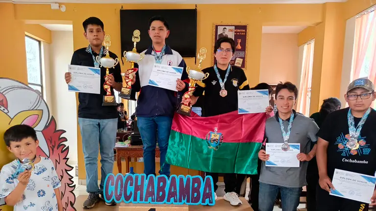 Los premiados en el podio, tras la competencia. FBA