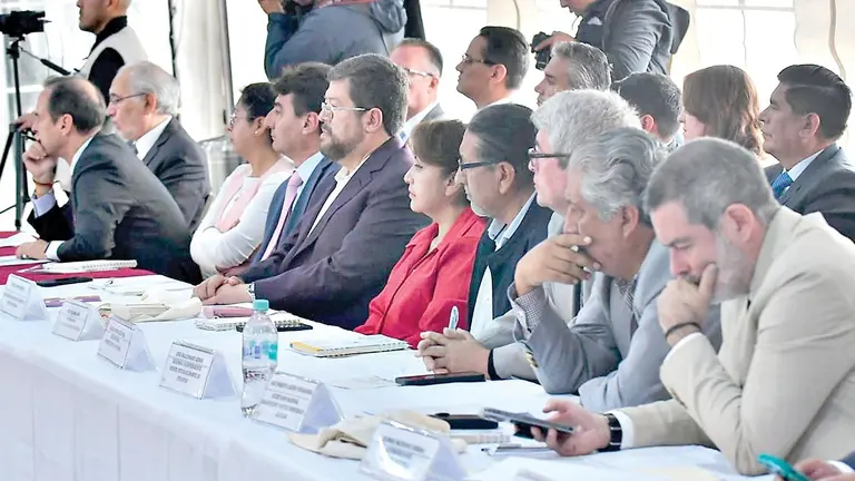 Participantes del Encuentro Multipartidario que se realiz&oacute; en la ciudad de La Paz./ APG