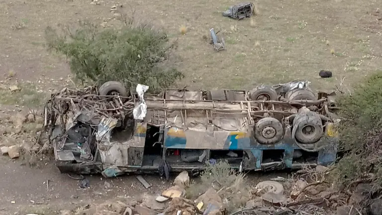 As&iacute; qued&oacute; el bus siniestrado tras caer 800 metros./ APG