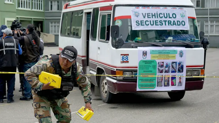 Militares incautan maíz y autos./ APG