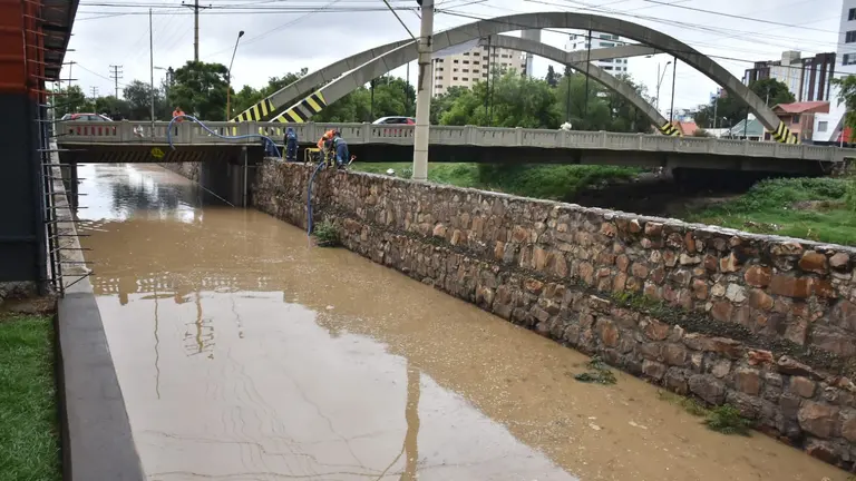 Inundaci&oacute;n del puente Antezana. DICO SOL&Iacute;S