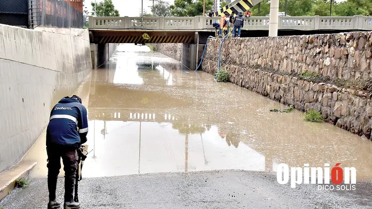 La inundaci&oacute;n en el puente Antezana. DICO SOL&Iacute;S