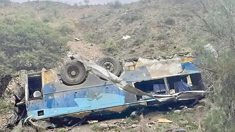 Bus de Trans San Jos&eacute; se embarranca en Yocalla, Potos&iacute;./ FISCAL&Iacute;A