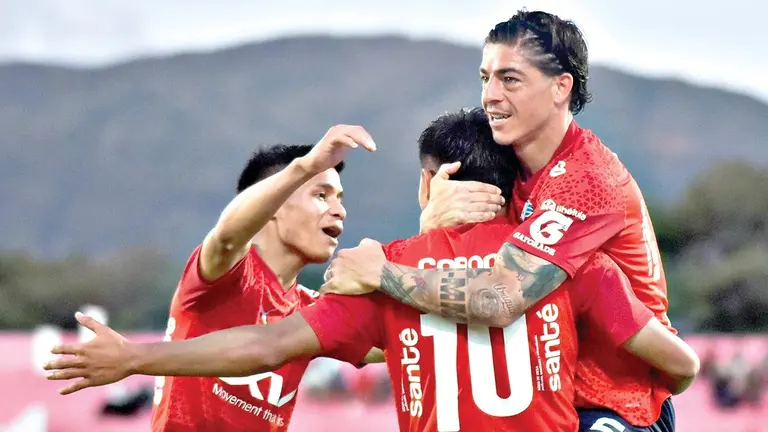 Jugadores aviadores festejan un gol en un cotejo./ APG