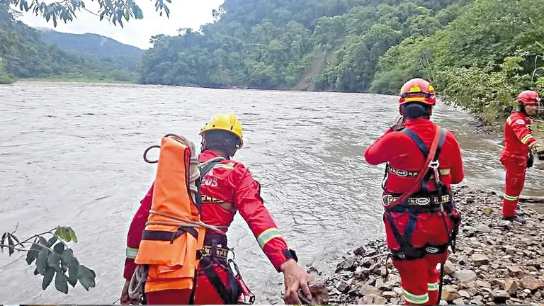 Buscan a personas que cayeron al r&iacute;o Esp&iacute;ritu Santo en Villa Tunari, Cochabamba./ POLIC&Iacute;A