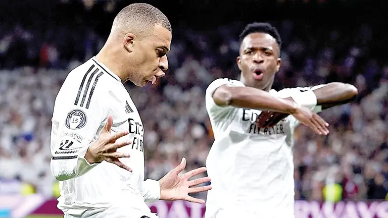 Kylian Mbapp&eacute; (i) y Vinicius Junior (d) festejan uno de los tres goles del primero en la capital espa&ntilde;ola./ REAL MADRID CF