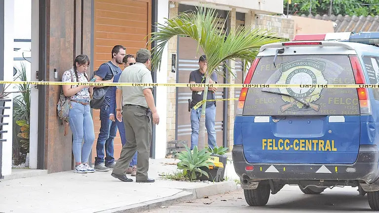 Policía procesa escena del crimen, el 19 de febrero./ APG