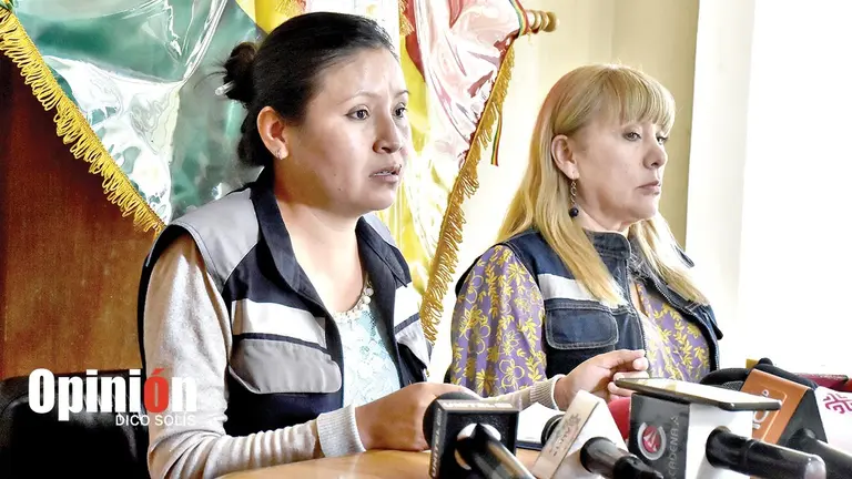 La jefa Departamental de Trabajo, Lizeth Rosas, y la t&eacute;cnica de Trata y tr&aacute;fico Mar&iacute;a Eugenia Aguilar, este 20 de febrero./ DICO SOL&Iacute;S