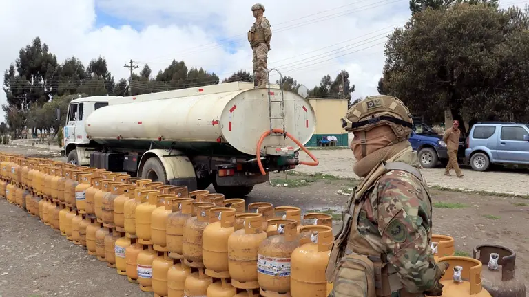 Decomiso de 203 garrafas y 28.000 litros de di&eacute;sel que eran llevados en &ldquo;contrabando hormiga&rdquo; a Per&uacute;./ APG
