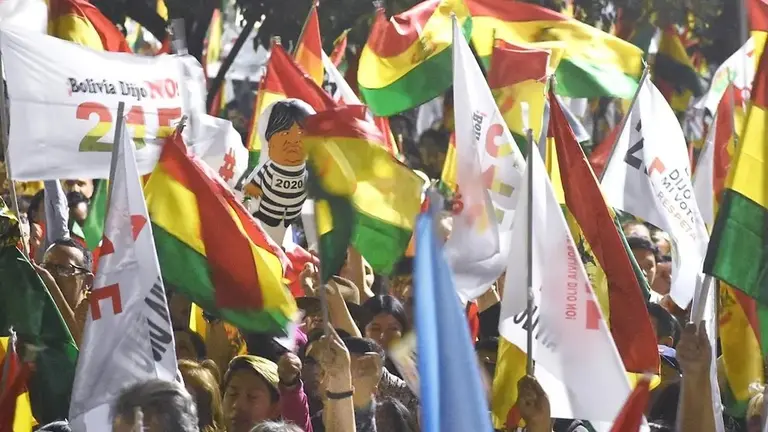 Participantes con banderas de Bolivia y del 21F, en la plaza de Las Banderas. DICO SOL&Iacute;S