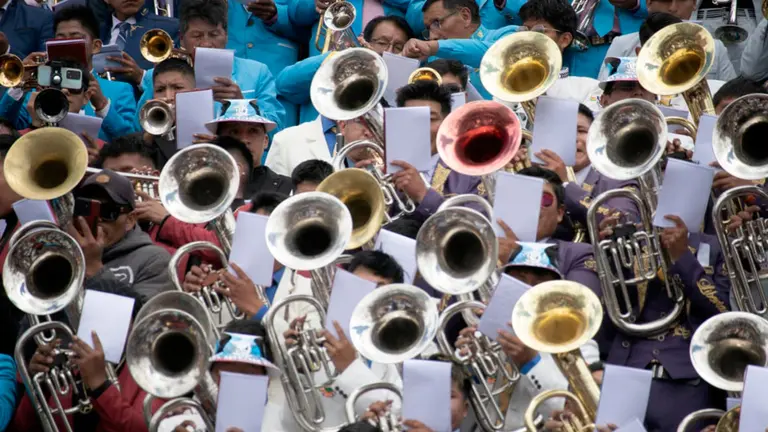 Bandas dan el inicio al Carnaval de Oruro. APG
