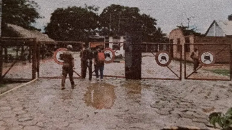 Frontis del cuartel. FISCAL&Iacute;A