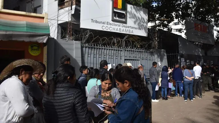 Militantes del evismo en puertas del TED. No&eacute; Portugal