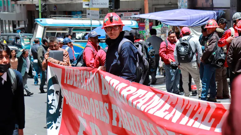 Un trabajador fabril en la protesta contra el Ministerio. APG