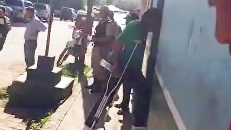 El alcalde, con muletas, ingresa a instancias policiales./ RRSS