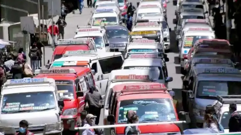 Vehículos de transporte público en la ciudad de La Paz./ ERBOL