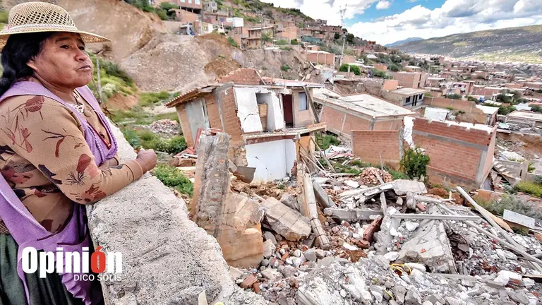 Nieves Sullcani observa desde lo alto de una calle lo que antes fue su casa./ DICO SOL&Iacute;S
