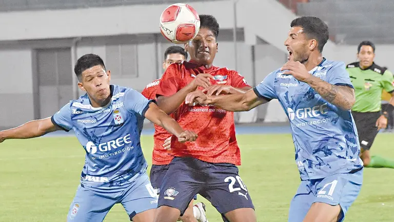 Una jugada de lo que fue la derrota de Wilstermann frente a Blooming en Cochabamba./ NOÉ PORTUGAL