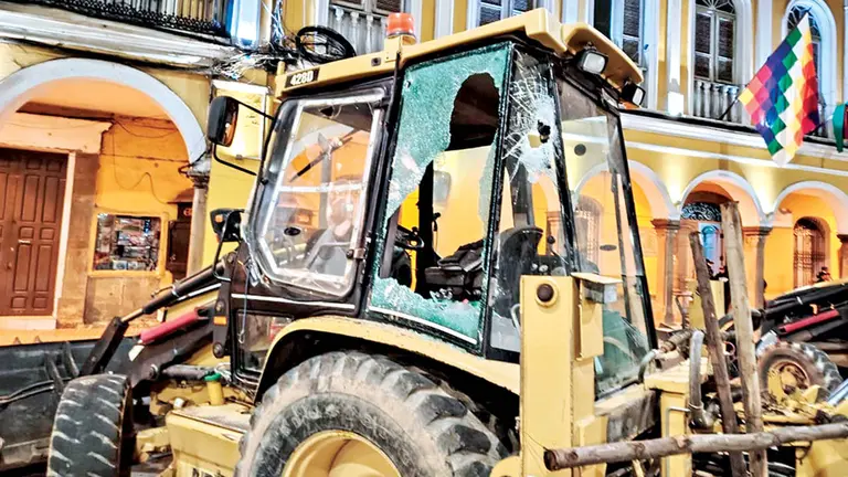 Maquinaria da&ntilde;ada durante la vigilia de los constructores./ CORTES&Iacute;A CONSTRUCTORES