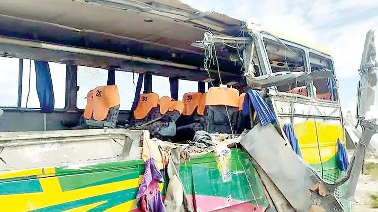 El ómnibus quedó con daños materiales de consideración./ INFORMA BOLIVIA