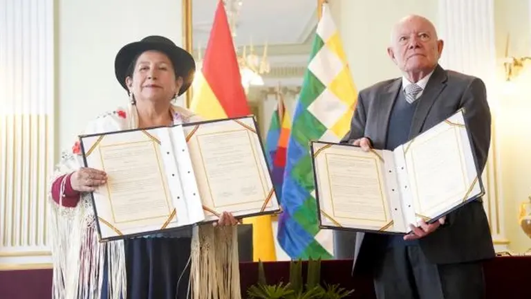 La ministra de Relaciones Exteriores, Celinda Sosa, y el presidente del TSE, Óscar Hassenteufel./ OXIGENO.BO