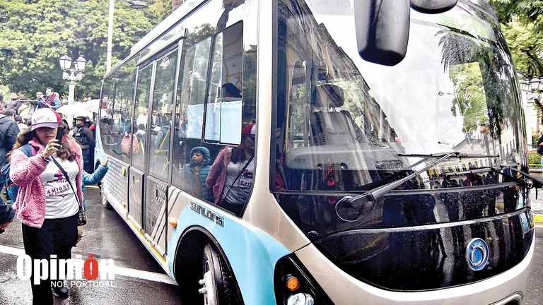 El bus el&eacute;ctrico presentado por el Alcalde, el 4 de marzo./ NO&Eacute; PORTUGAL