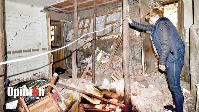 Una vecina muestra la afectaci&oacute;n en su vivienda en la OTB Nuevo Amanecer./ NO&Eacute; PORTUGAL
