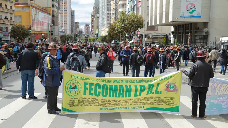 Mineros aur&iacute;feros protestan en demanda de combustible./ APG