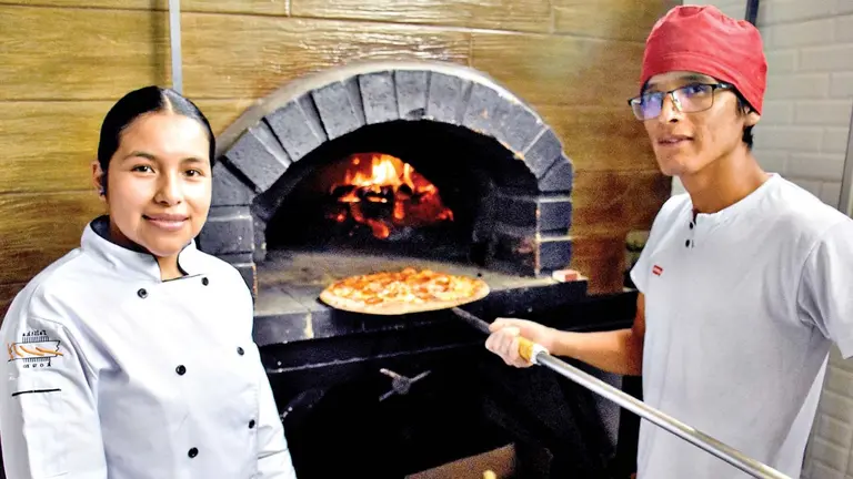 Margarita Meneses Vargas y su esposo se dedican a la elaboración de pizzas napolitanas en su hogar./ NOÉ PORTUGAL