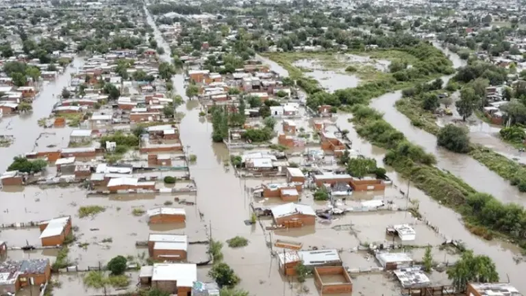 Inundaciones dejan 13 muertos y 1.300 evacuados en Argentina./ URGENTE.BO